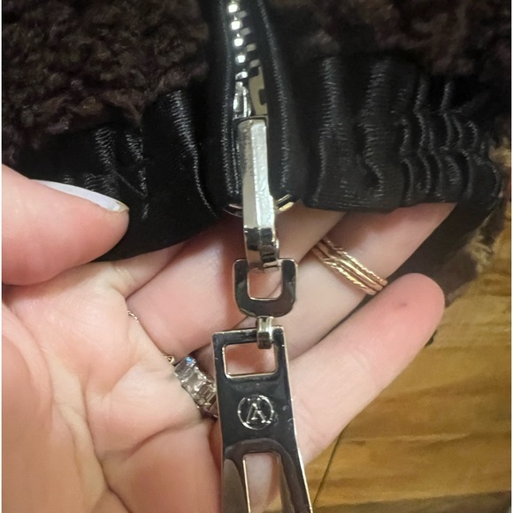 Louis Vuitton
Women's Reversible Cocoon Bomber Jacket Monogram Fleece - Picture 3 of 4